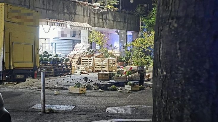 Colle Salario, frutteria presa d’assalto: in dieci devastano il negozio e aggrediscono il titolare