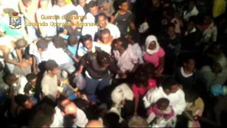Porto Empedocle, il salvataggio di 324 migranti alla deriva