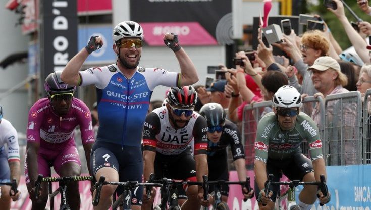 Cavendish torna a vincere al Giro d'Italia dopo 9 anni. Van der Poel resta in rosa