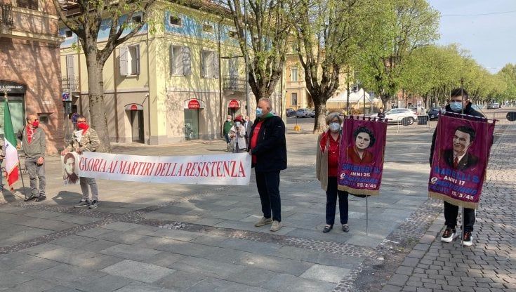 Mirandola, il sindaco leghista si toglie la fascia mentre la piazza canta Bella ciao. Anpi: "Gesto offensivo"