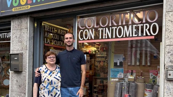 Nonna Milena sta per chiudere il Colorificio, nipote punta sui video e lei diventa star dei social