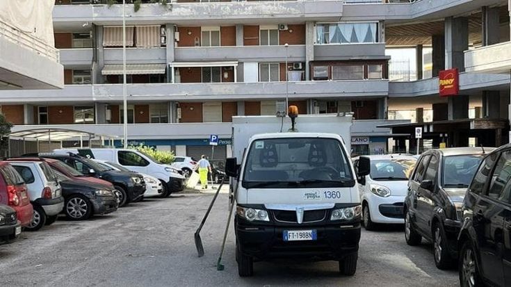 Al via bonifica del parcheggio di via Brigata Regina: "Auto abbandonate trasformate in cassonetti”