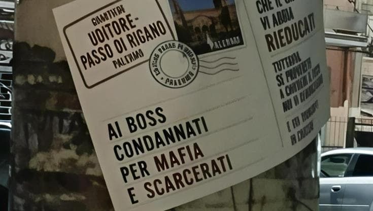 Adesivi contro il pizzo nelle strade: “Vi denunceremo e voi tornerete in carcere”