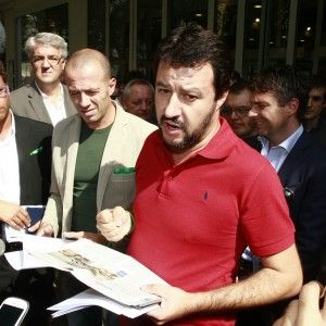 Salvini: "Se Renzi mette mezza tassa in pi&ugrave;, a Roma con bastoni"