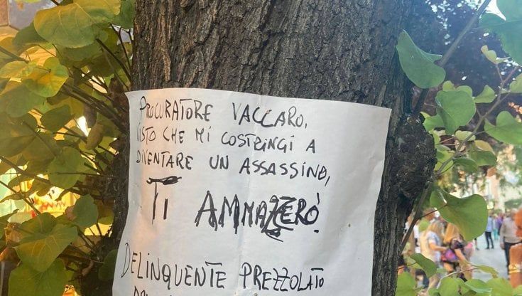 Foggia, sugli alberi in centro minacce di morte a procuratore capo e maresciallo: caccia al responsabile. "Intervenga Lamorgese"