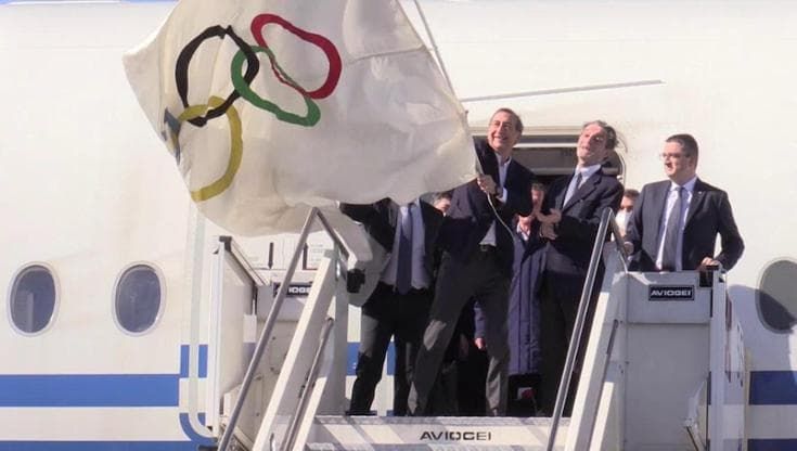 Olimpiadi Milano-Cortina 2026, la bandiera dei Giochi invernali atterra a Malpensa
