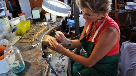 Che rumore fa la creatività degli artigiani? La performance di Marina Calamai