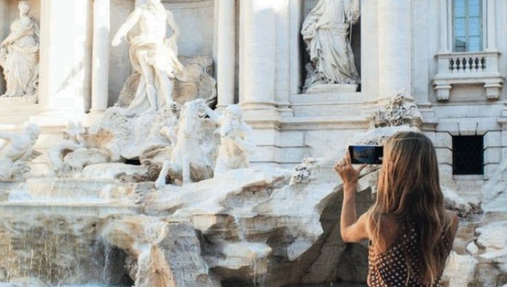 Turismo, verso un anno da record: più digitale, ma è boom in agenzia