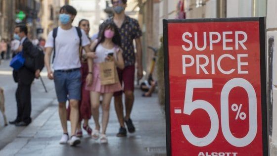 Il commercio a Roma, tremila negozi hanno chiuso. "E a ottobre saranno 26 mila"
