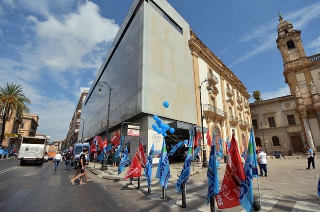 Palermo, sciopero e sit in contro la chiusura della Rinascente