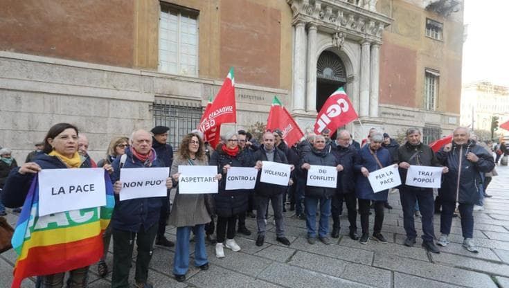 "La pace non può aspettare": presidio sotto la Prefettura di Genova