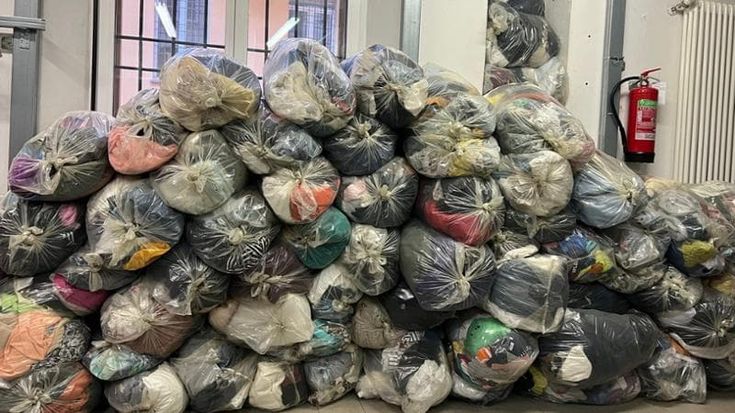 “Sommersi da vestitini alla moda, capi bizzarri e inutili. Basta donare abiti ai poveri"