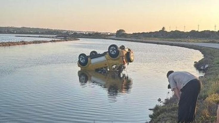 Formentera, auto si ribalta e finisce in acqua: due carabinieri torinesi salvano un 30enne