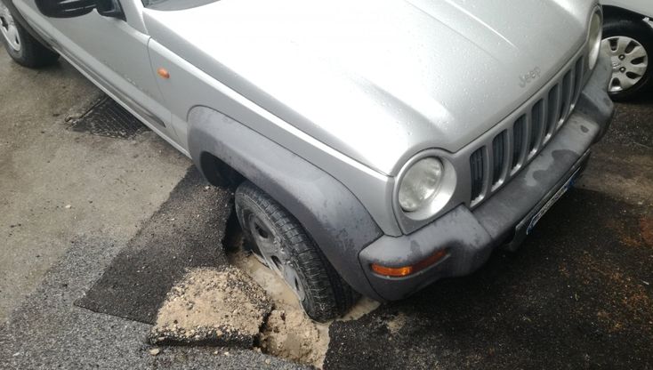 Napoli, voragine al Vomero: la jeep sprofonda
