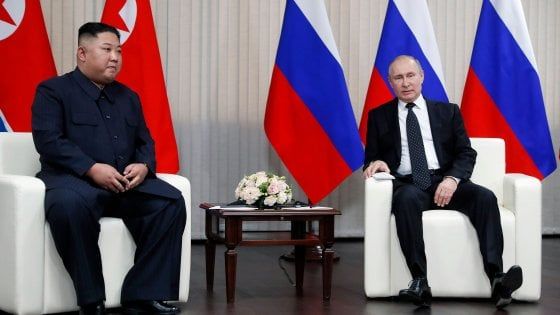 Vladivostok, stretta di mano tra Putin e Kim Jong-un. Ma non sembra portare a risultati concreti
