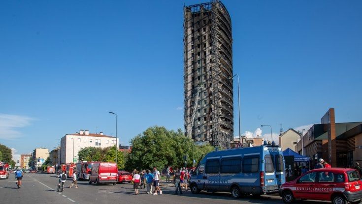 Milano, il sistema antincendio non funzionava. Tutti i dubbi sul rogo del grattacielo