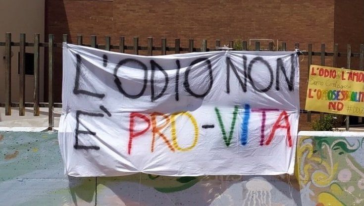A Marsala contro-manifesti degli studenti a difesa della legge Zan: "L'odio non è Pro Vita"