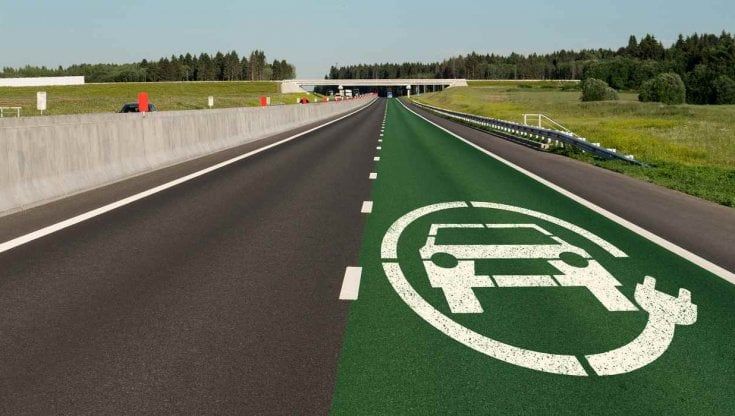 Addio colonnine, ecco la prima autostrada che ricarica le auto elettriche in movimento