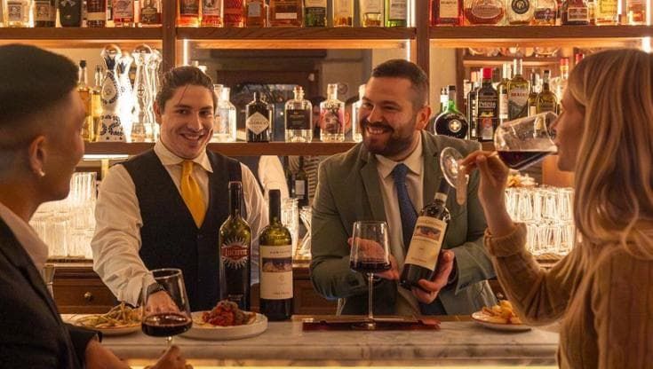 Vecchie annate, tris di calici e caraffe: ricetta Frescobaldi per far girare il vino al ristorante