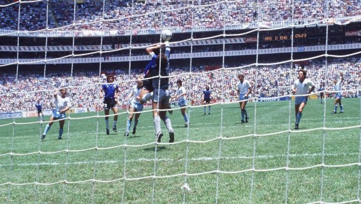 Maradona, tutti vogliono la maglia di Argentina-Inghilterra. Hodge: "Non la vendo"