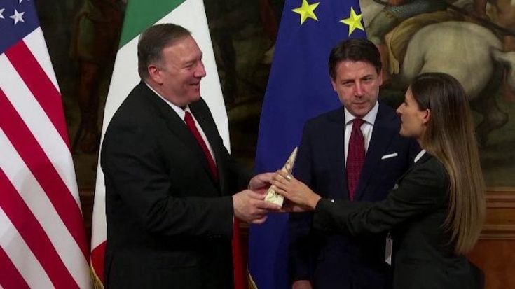 Blitz contro i dazi Usa: una punta di Parmigiano a Pompeo - Foto 