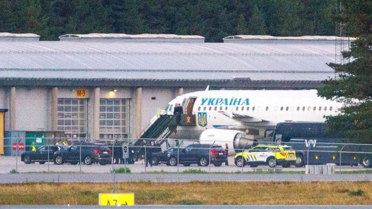 Zelensky nel mirino dei russi: un drone ha sfiorato il suo aereo mentre partiva per la Norvegia