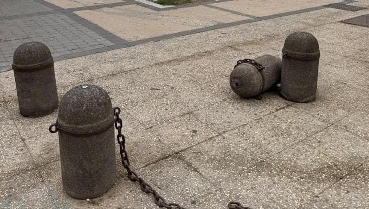 Parco Mascagna, i viali pedonali violati da scooter e bici elettriche: “Rimettete le catene”