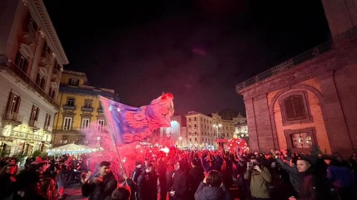 Napoli, esplode la festa in città dopo la vittoria in Supercoppa: bandiere e fuochi d'artificio