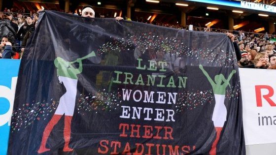 Iran, morta la donna che si era data fuoco per il divieto di entrare allo stadio