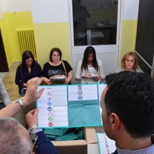 Regionali, ritardi e polemiche sullo spoglio. In Puglia un sistema flop costato 15 milioni