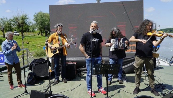 Scorre - Il festival: il via a Sissa Trecasali con i Modena City Ramblers 