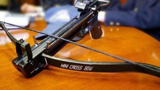 Caserta, ferisce un vigilante con una balestra: arrestato 23enne