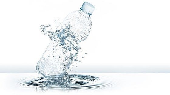 Bottiglie di acqua minerale, i numeri dell''impatto ambientale
