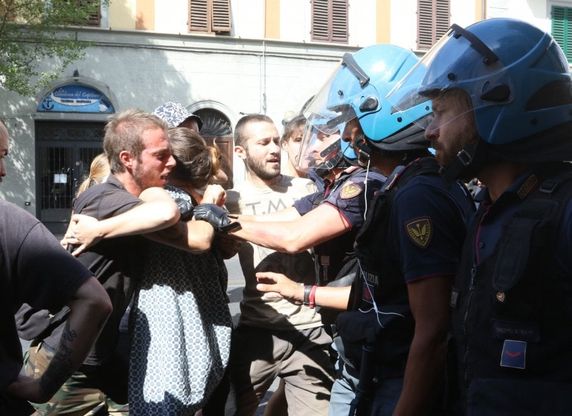 Firenze, tensione in viale Corsica: per il taglio degli alberi interviene la celere 