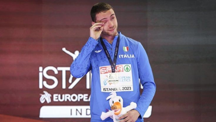 Ceccarelli in lacrime sul podio dopo l'oro nei 60 metri: "Un sogno cantare l'inno sul gradino più alto"