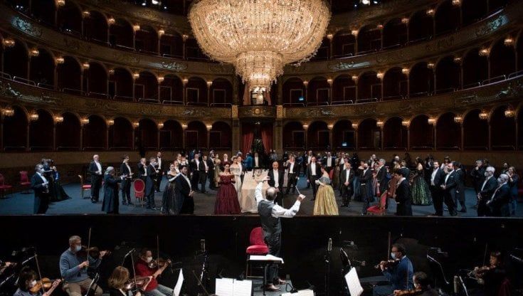 "La Traviata" di Martone in prima serata tv: la platea dell'Opera di Roma su Rai Tre