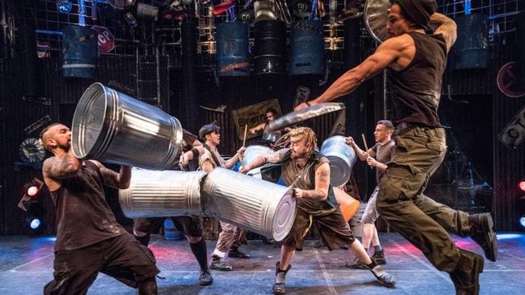 Stomp, l’arte dei bidoni: trent’anni a tutta musica con gli oggetti quotidiani