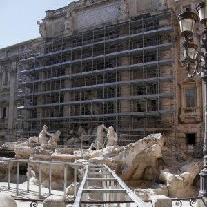 Fontana di Trevi, l'sos dei commercianti: "Il restauro ci costa il 40 per cento degli incassi. Rischiamo di chiudere"