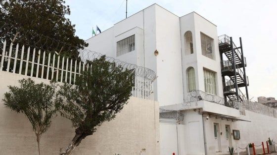 Libia, l’Italia sospetta di Haftar:  “Quei missili lanciati intenzionalmente contro di noi”