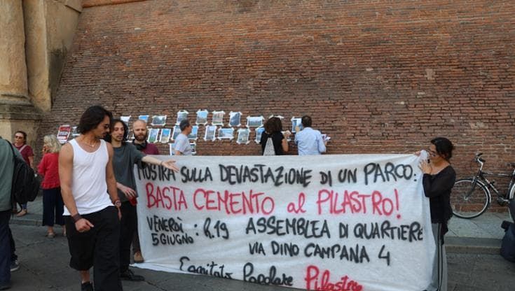 Pilastro, presidio in Comune. “Ecco le foto dello scempio”