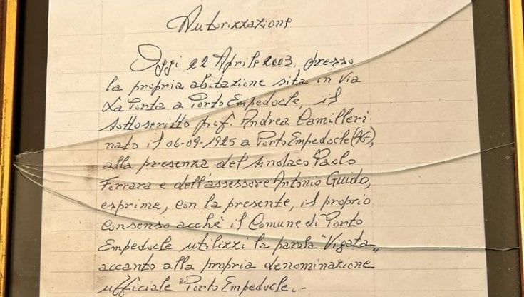 Il documento autografo di Camilleri su Vigata finisce in discarica, lo scandalo di Porto Empedocle