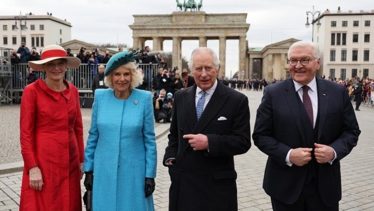 Re Carlo e Camilla alla porta di Brandeburgo a Berlino, Steinmeier: "Nuovo capitolo nei rapporti con Londra"