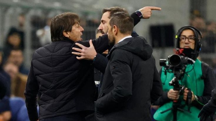 Scontro con il Var, Conte finisce in castigo. Alta tensione in vetta