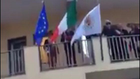 Al Municipio di Pimonte torna la bandiera dei Borbone
