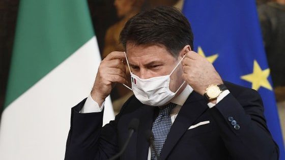 Coprifuoco 'locale' affidato ai Comuni, l'Anci protesta: "Scaricabarile". Dal dpcm salta il riferimento ai sindaci 