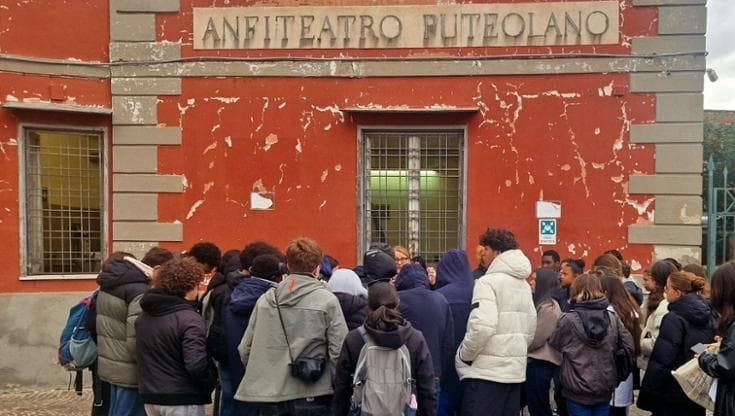 Campi Flegrei, nuovo sciame: scosse magnitudo 2,5 e 2,2. Chiuso parco archeologico, turisti delusi