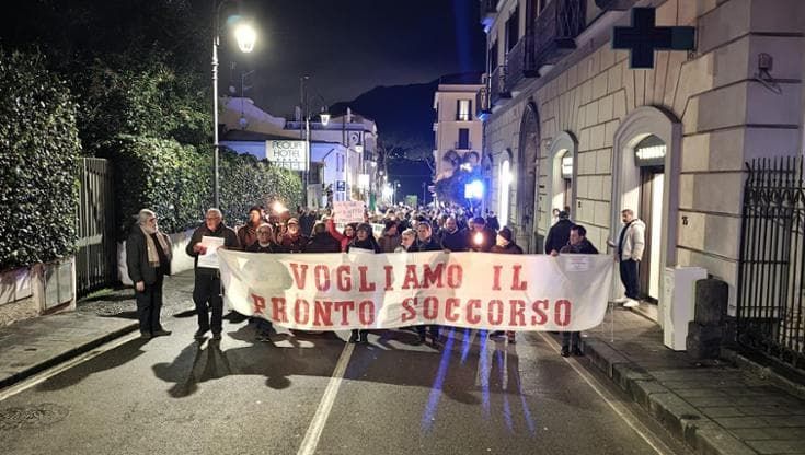 Vico Equense in piazza per il pronto soccorso, centinaia in corteo: “Va riaperto”