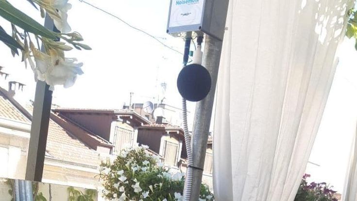A Milano si mettono i microfoni sui balconi per misurare il volume degli schiamazzi notturni
