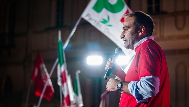 Sette cortei e la canzone Bella ciao per la chiusura della campagna di Lo Russo