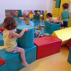 Asilo "dimezzato" e con lo sconto: ma le famiglie si ribellano